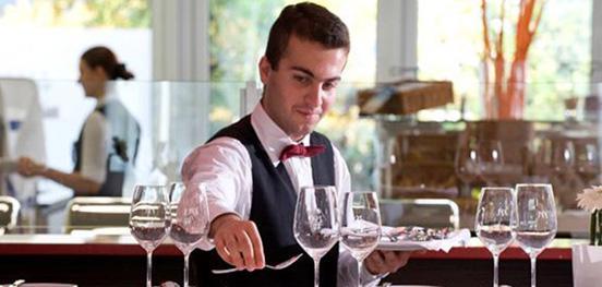 Illustration de l'article : 12 annoying things you should never say to your server!