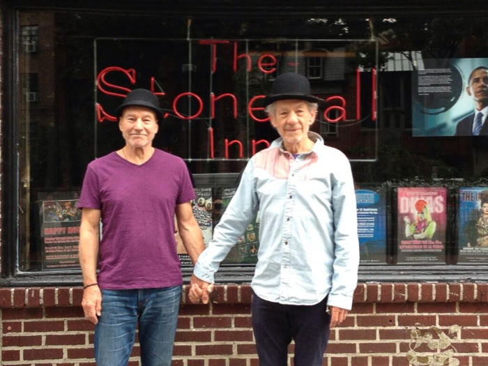 Illustration de l'article : 20 awesome photos that sum up the close friendship between Patrick Stewart and Ian McKellen