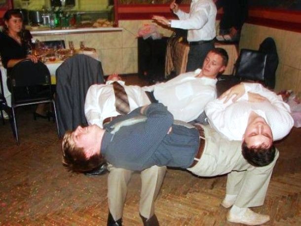 Illustration de l'article : 16 couples who immortalized their wedding with hilarious photos