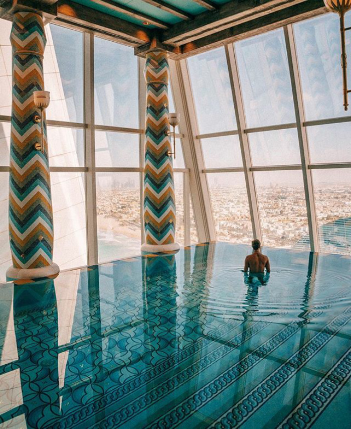Illustration de l'article : This couple earns up to ,000 per photo on Instagram while traveling, and this is how they do it!