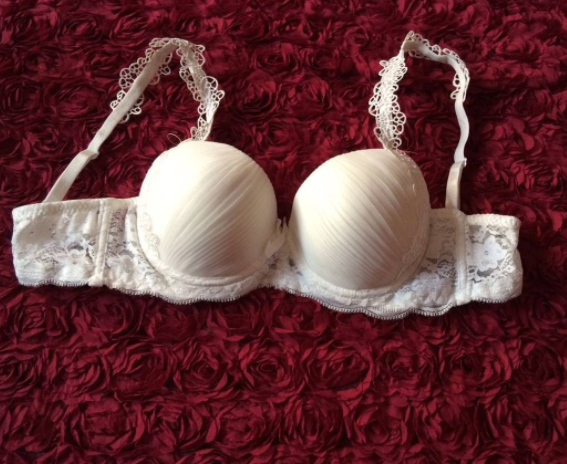 Illustration de l'article : 20 situations flat-chested girls struggle with everyday