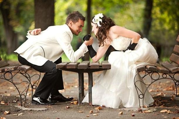 Illustration de l'article : 16 couples who immortalized their wedding with hilarious photos