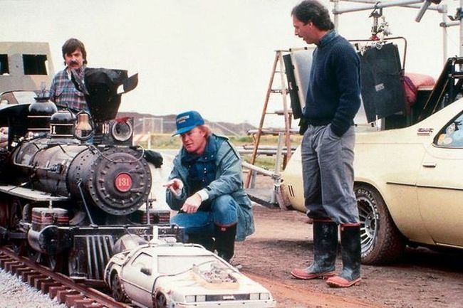 Illustration de l'article : 40 fascinating behind-the-scenes photos of famous movie stars and film crews