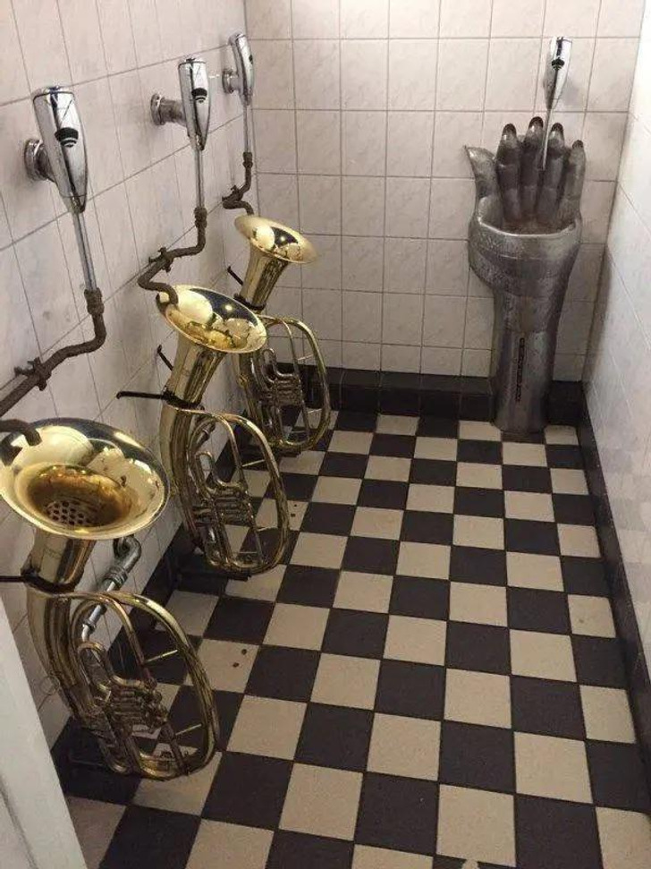 Illustration de l'article : 20 love 'em or hate 'em bathroom and restroom ideas