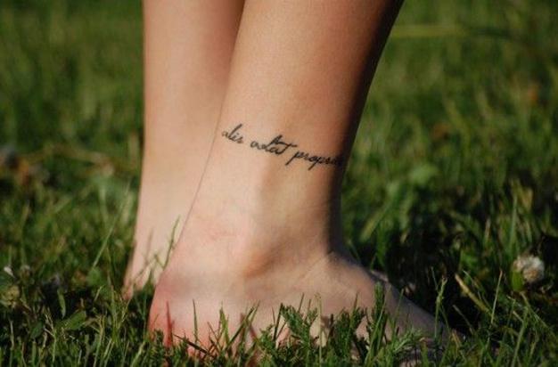 Illustration de l'article : The 11 best ankle tattoo ideas. Summer’s getting close!