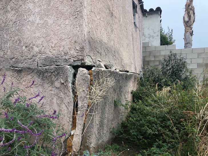 Illustration de l'article : 20 startling photos of buildings that are being held together by a thread 