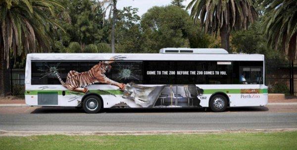 Illustration de l'article : 14 buses on the road with out-of-the-ordinary advertising posters! Which ones are the most original?
