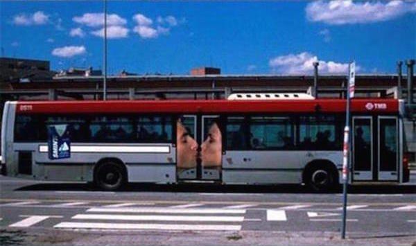 Illustration de l'article : 14 buses on the road with out-of-the-ordinary advertising posters! Which ones are the most original?