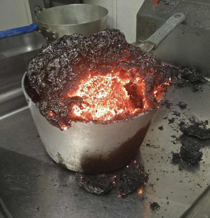 Illustration de l'article : 19 people who should never be left unsupervised in a kitchen