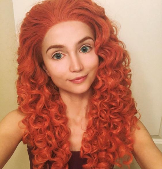 Illustration de l'article : 15 pictures of a girl who does everything to look like Disney princesses and the results are amazing!