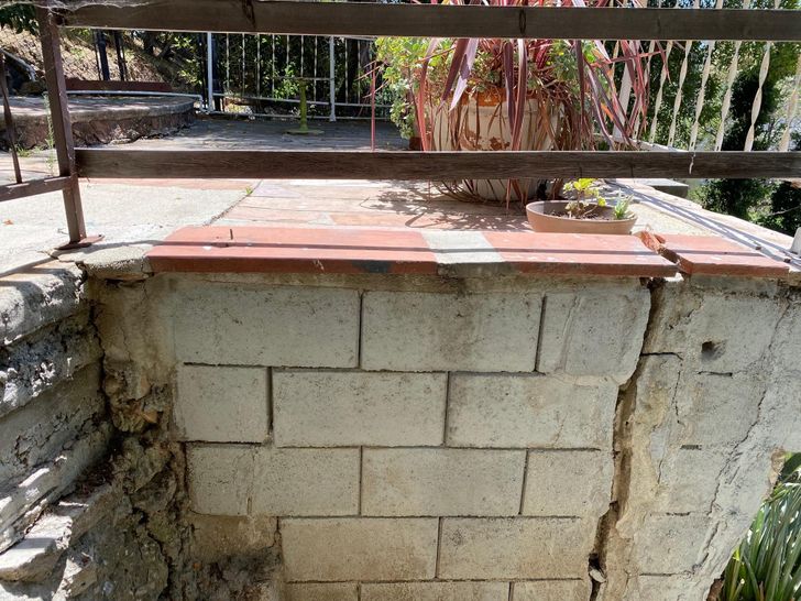 Illustration de l'article : 20 startling photos of buildings that are being held together by a thread 