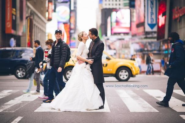 Illustration de l'article : 22 photos that prove celebrities love a good photobomb