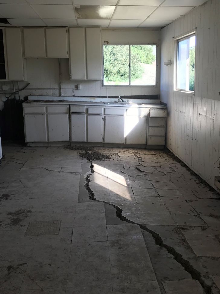 Illustration de l'article : 20 startling photos of buildings that are being held together by a thread 