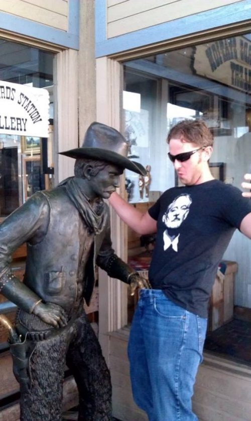 Illustration de l'article : 25 people who had fun posing with statues