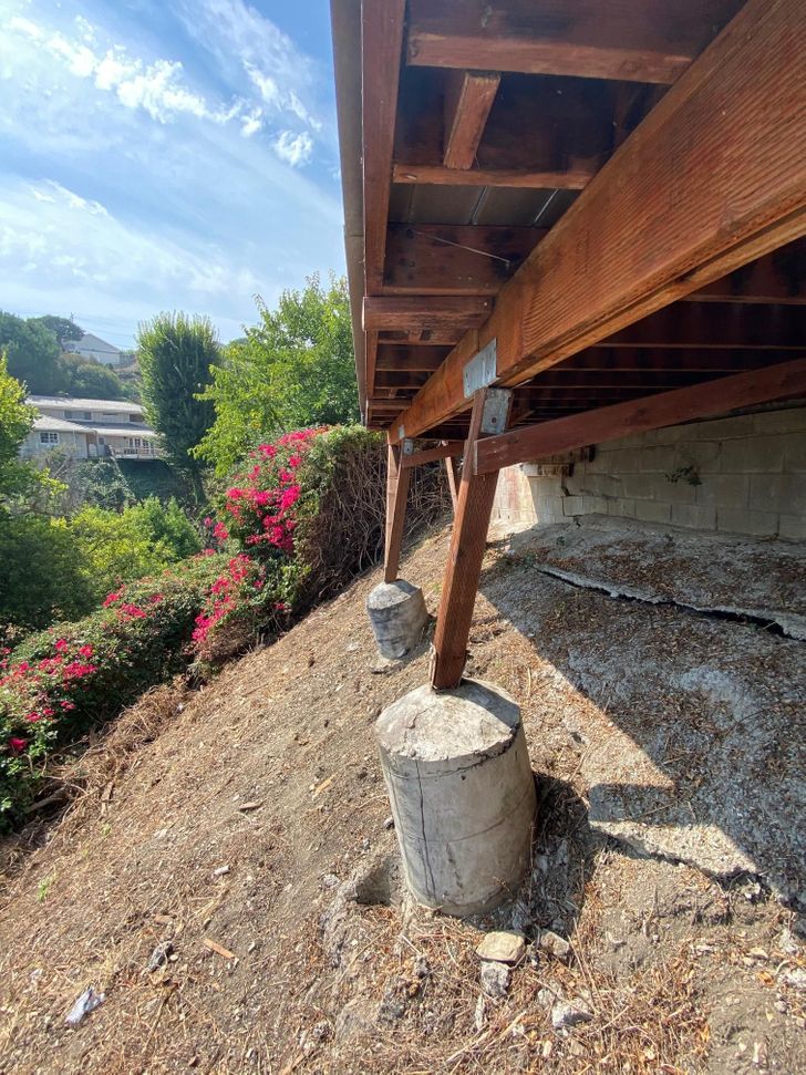 Illustration de l'article : 20 startling photos of buildings that are being held together by a thread 