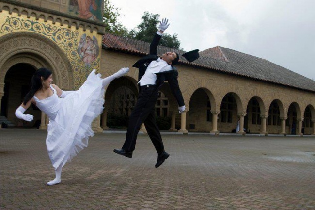 Illustration de l'article : 18 newlyweds who got creative and took some awesome photos
