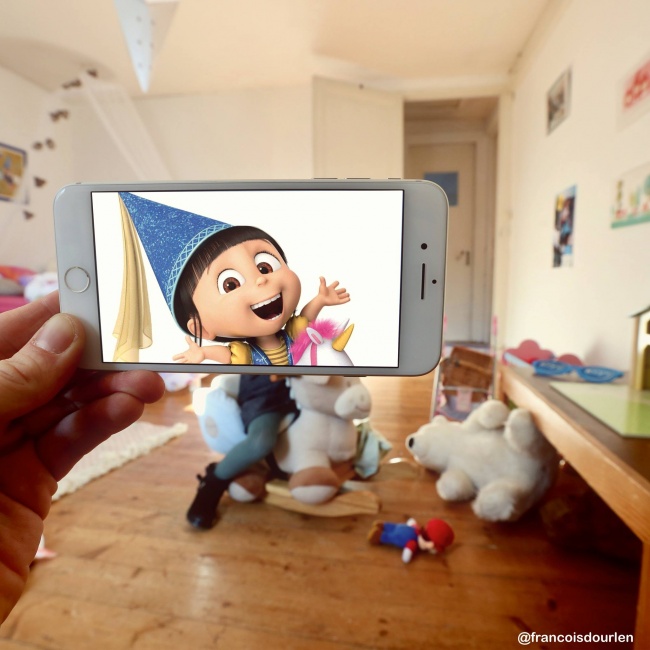 Illustration de l'article : Meet the man who uses his iPhone to recreate iconic movie and TV scenes in real-life situations