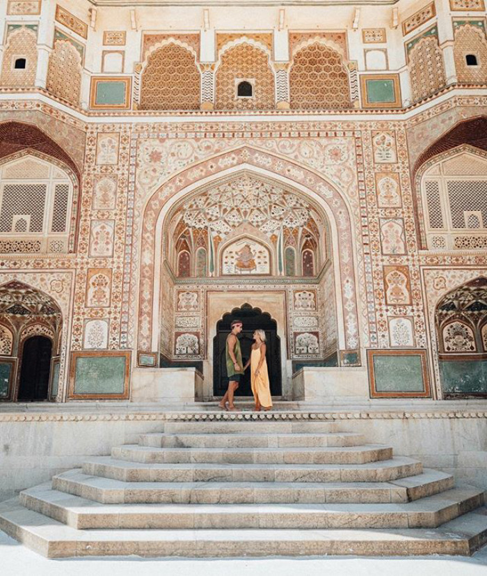 Illustration de l'article : This couple earns up to ,000 per photo on Instagram while traveling, and this is how they do it!