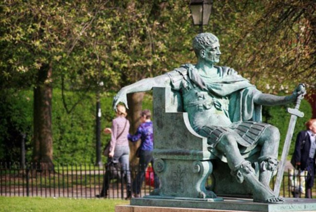 Illustration de l'article : 25 people who had fun posing with statues