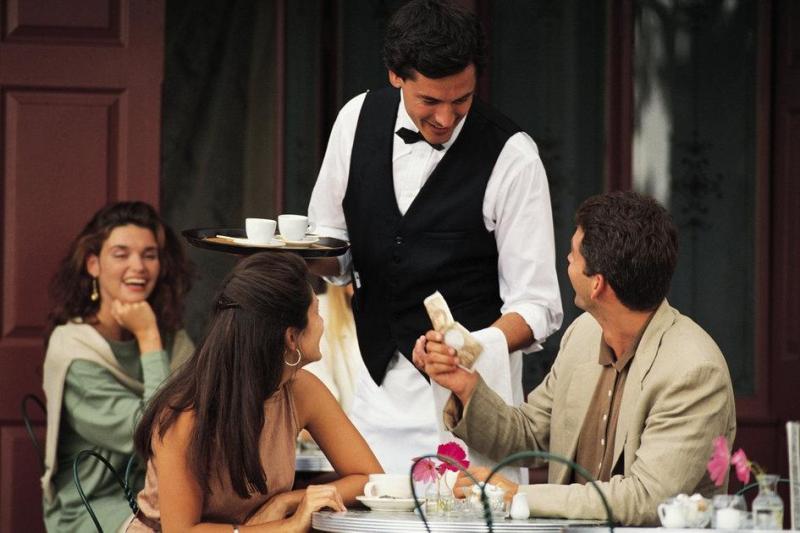 Illustration de l'article : 12 annoying things you should never say to your server!