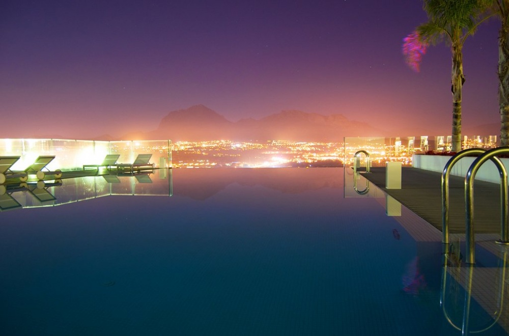Illustration de l'article : 23 totally insane swimming pools around the world