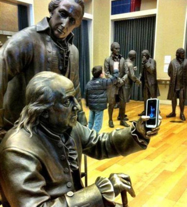 Illustration de l'article : 25 people who had fun posing with statues