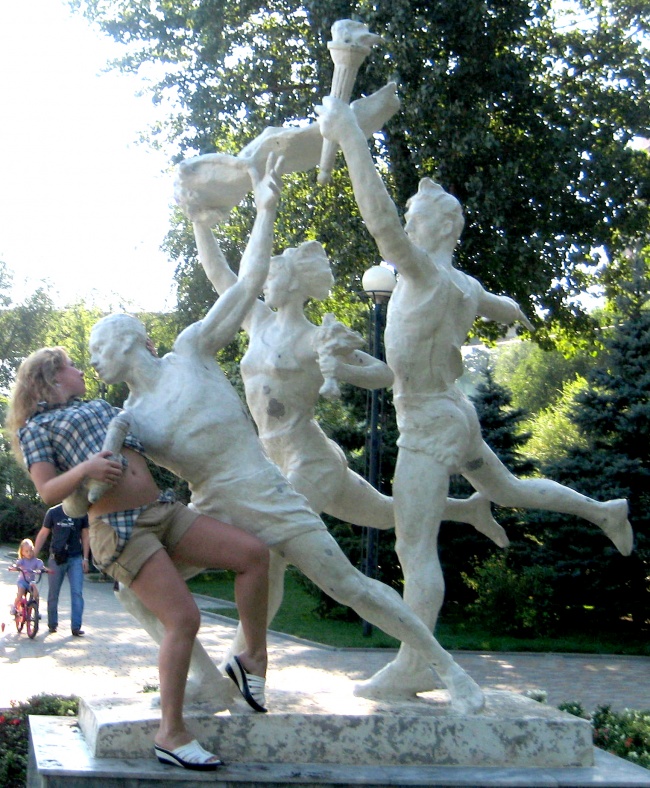 Illustration de l'article : 25 people who had fun posing with statues