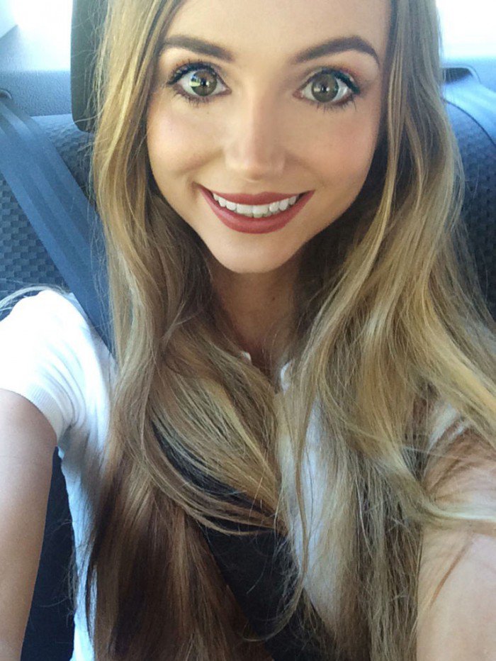 Illustration de l'article : 15 pictures of a girl who does everything to look like Disney princesses and the results are amazing!