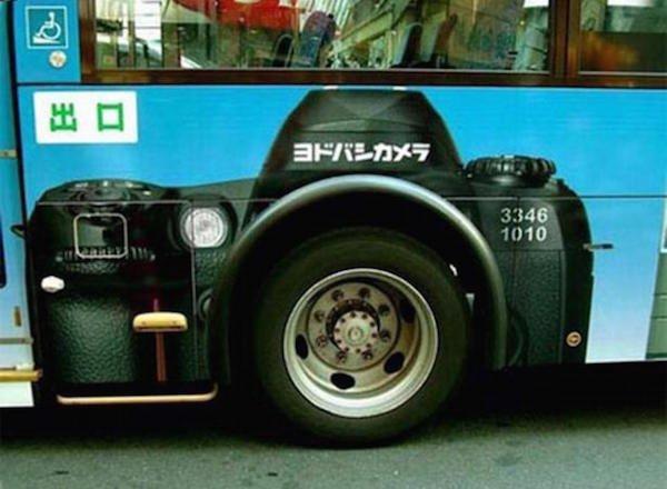 Illustration de l'article : 14 buses on the road with out-of-the-ordinary advertising posters! Which ones are the most original?