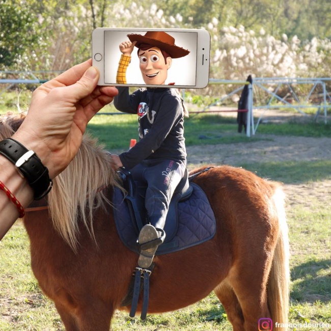 Illustration de l'article : Meet the man who uses his iPhone to recreate iconic movie and TV scenes in real-life situations