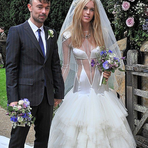 Illustration de l'article : Which of these 14 original wedding dresses is the most vile?