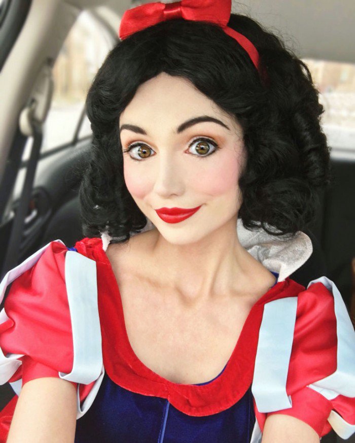 Illustration de l'article : 15 pictures of a girl who does everything to look like Disney princesses and the results are amazing!
