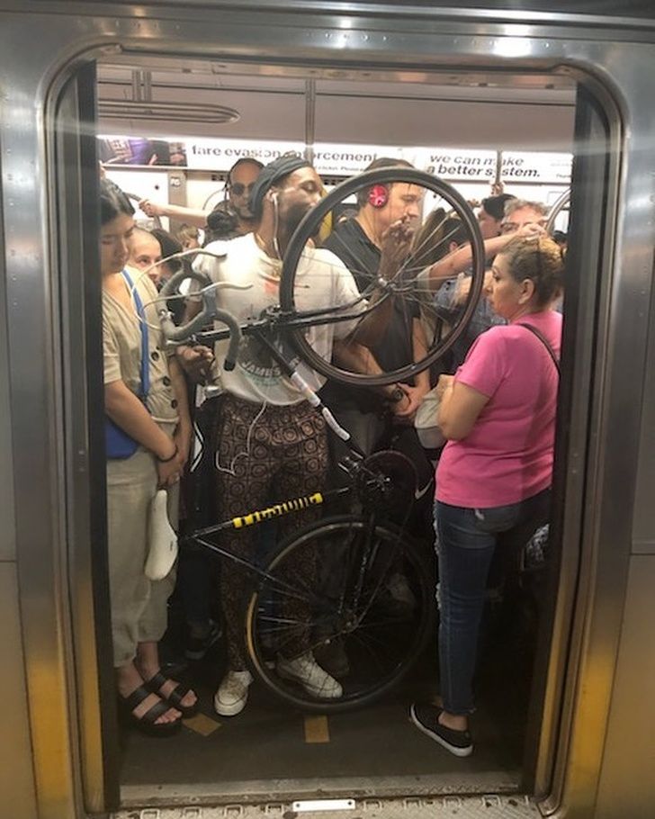 Ситуация в общественном транспорте. Люди в общественном транспорте. Странные люди в общественном транспорте. Странные пассажиры в метро. Фотосессия в метро.