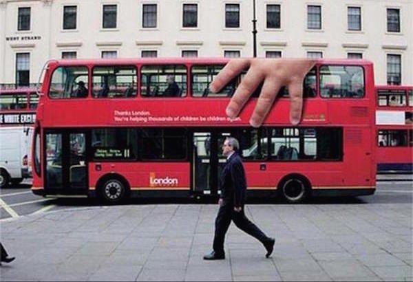 Illustration de l'article : 14 buses on the road with out-of-the-ordinary advertising posters! Which ones are the most original?