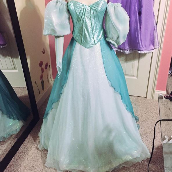 Illustration de l'article : 15 pictures of a girl who does everything to look like Disney princesses and the results are amazing!