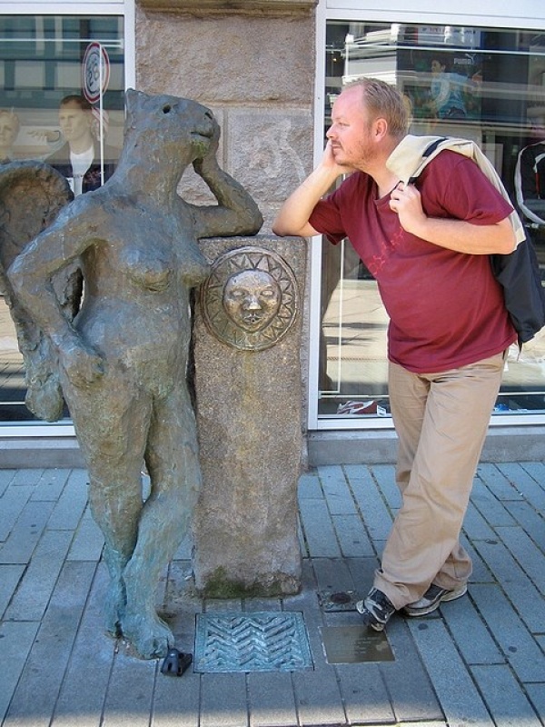Illustration de l'article : 25 people who had fun posing with statues