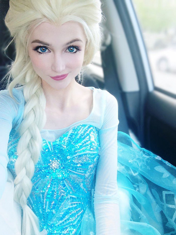 Illustration de l'article : 15 pictures of a girl who does everything to look like Disney princesses and the results are amazing!