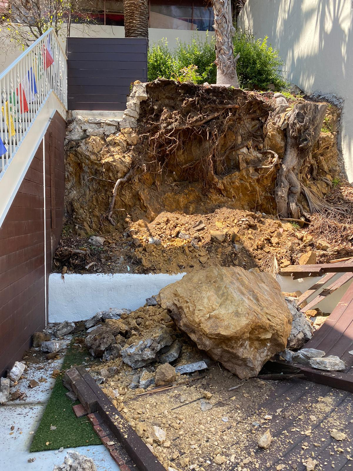 Illustration de l'article : 20 startling photos of buildings that are being held together by a thread 