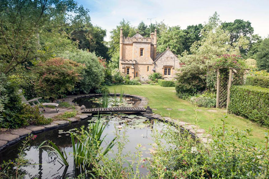 Illustration de l'article : This little castle is for sale, and you’ll fall in love with it when you see the inside!