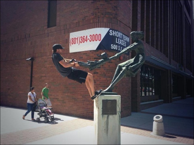 Illustration de l'article : 25 people who had fun posing with statues