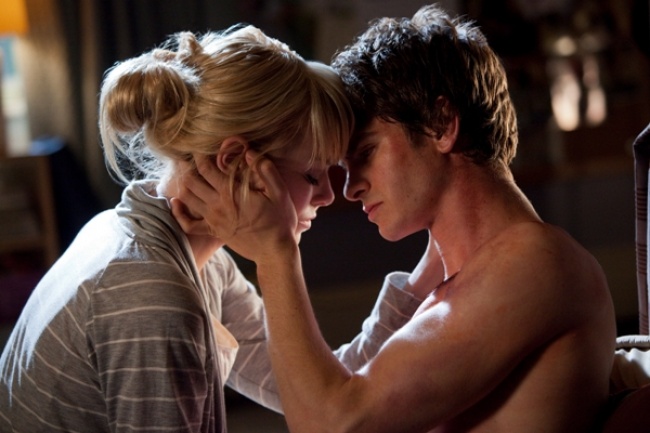 Illustration de l'article : 10 movie couples who got hot between the sheets in real life