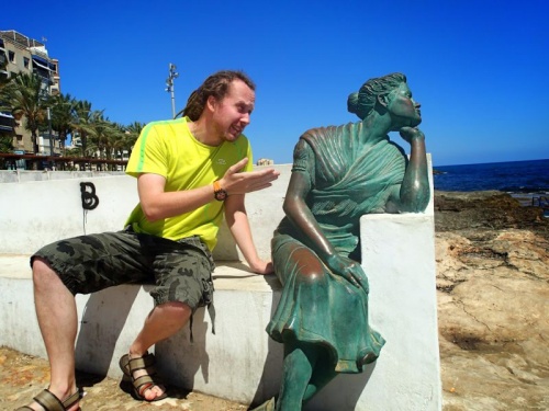 Illustration de l'article : 25 people who had fun posing with statues