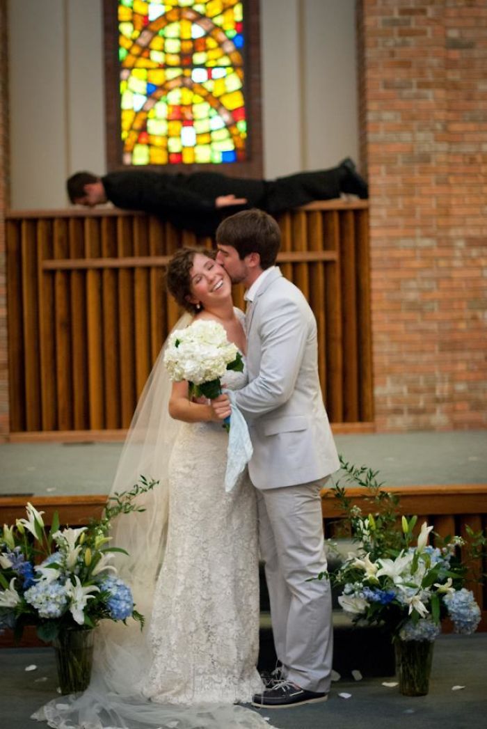 Illustration de l'article : 20 hilarious wedding photobombs that crowned the newlyweds' special day