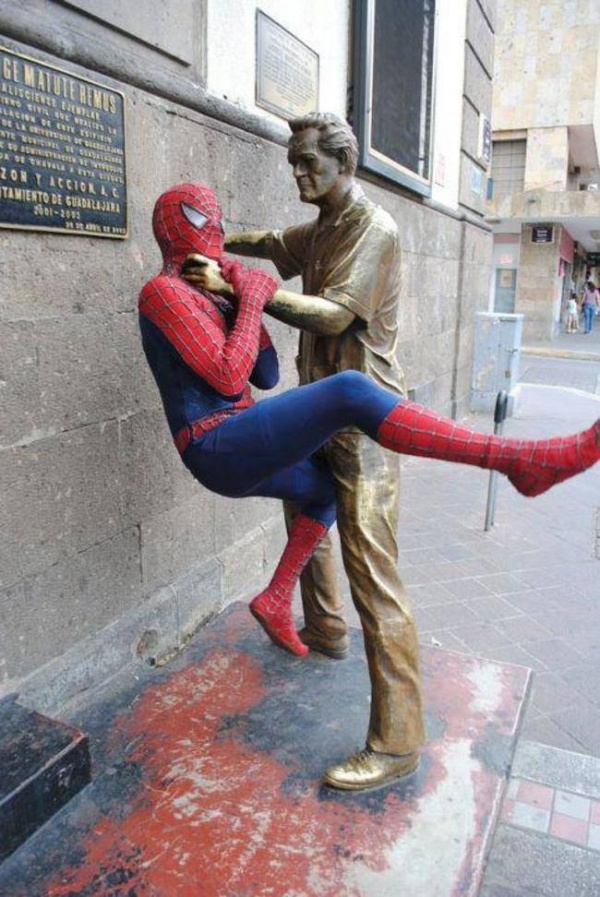Illustration de l'article : 25 people who had fun posing with statues