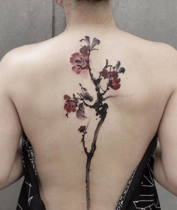 Illustration de l'article : 20 elegant and feminine spine tattoos