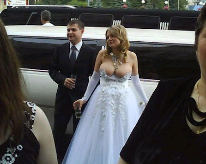 Illustration de l'article : Which of these 14 original wedding dresses is the most vile?