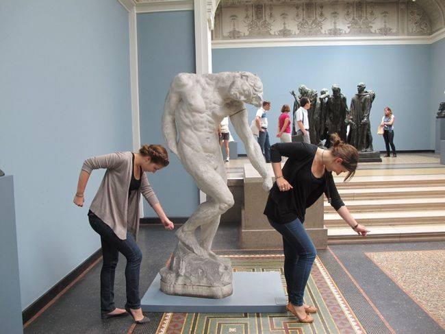 Illustration de l'article : 25 people who had fun posing with statues