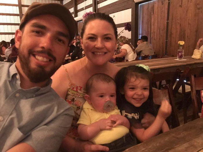Illustration de l'article : An adorable family wears bicycle helmets in a show of solidarity for their son