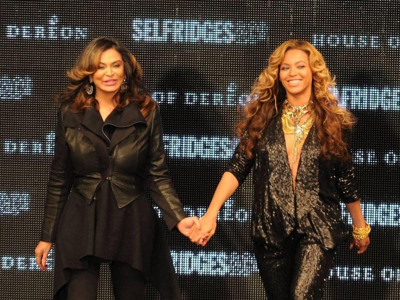 Illustration de l'article : 16 celebrities photographed with their moms! Which ones are the cutest?