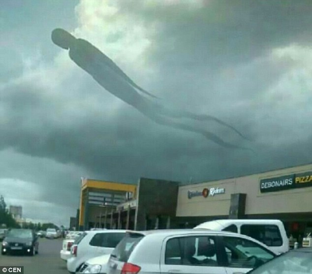 Illustration de l'article : Visitors flee in fear after the appearance of this strange form in the clouds!